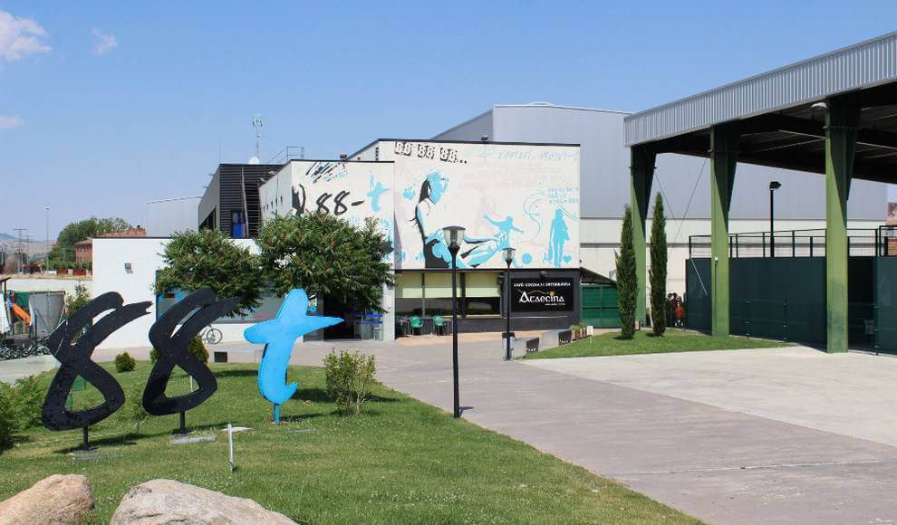 Zona exterior de El 88 con la escultura del 88 en Ávila