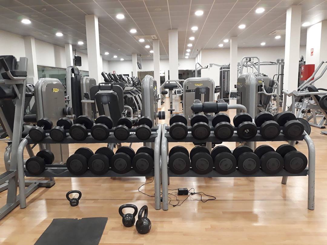 Sala fitness de El 88 con mancuernas y máquinas