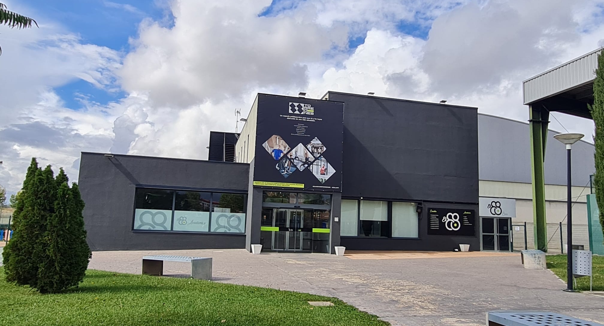 Fachada del 88 Torreones, el espacio polideportivo reformado de El 88 en Ávila